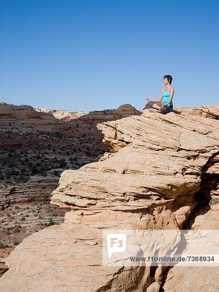 Felsbrocken , Außenaufnahme , sitzend , überqueren , Frau , Yoga , Schneidersitz , Kreuz , freie Natur