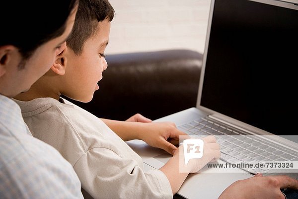 Computer  Notebook  Menschlicher Vater  Sohn  arbeiten  jung