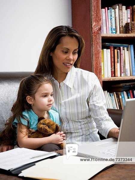 Computer  Notebook  arbeiten  jung  Tochter  Mutter - Mensch