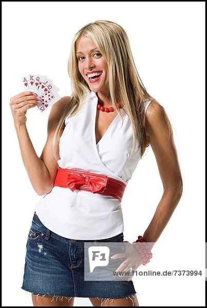 zeigen Portrait Frau lächeln Karte jung spielen