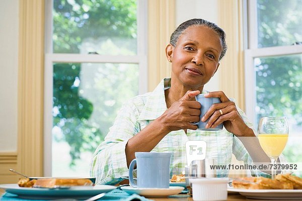 Senior  Senioren  Portrait  Frau  Tasse  halten  Kaffee  Tisch  Frühstück