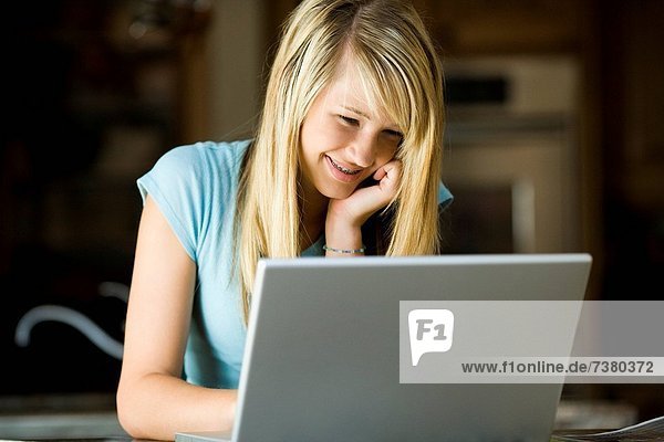 Junge Frau auf einem Laptopcomputer arbeiten