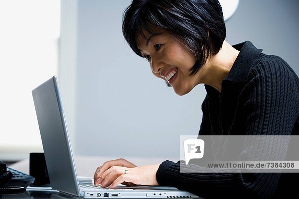 Weiblich Working auf Laptop