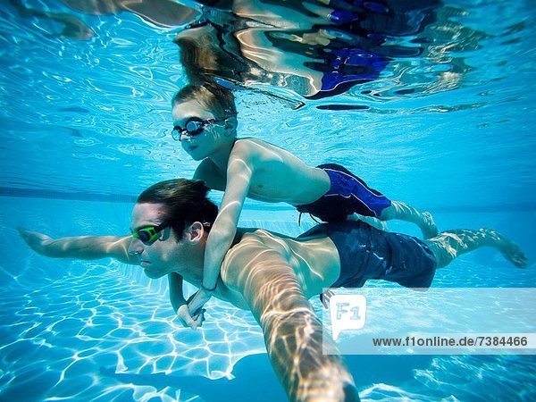 Menschlicher Vater Sohn Unterwasseraufnahme schwimmen
