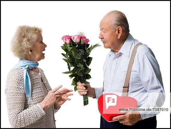 Mann  geben  Ehefrau  Schokolade  Valentinstag  alt
