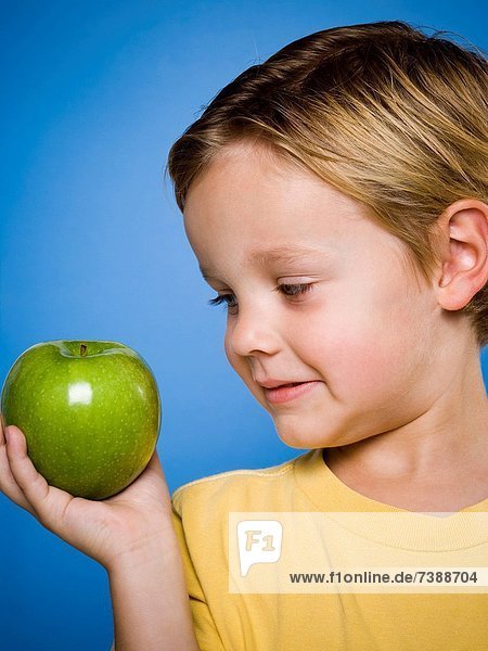 lächeln  Junge - Person  grün  Apfel