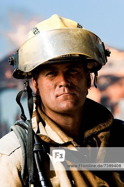 Portrait Hintergrund Feuer Feuerwehrmann
