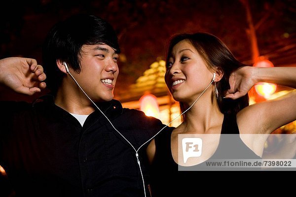 Außenaufnahme  zuhören  lächeln  tanzen  Spiel  MP3-Player  MP3 Spieler  MP3 Player  MP3-Spieler  freie Natur
