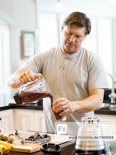 Vereinigte Staaten von Amerika  USA  Mann  eingießen  einschenken  Küche  Berg  reifer Erwachsene  reife Erwachsene  smoothie  Utah