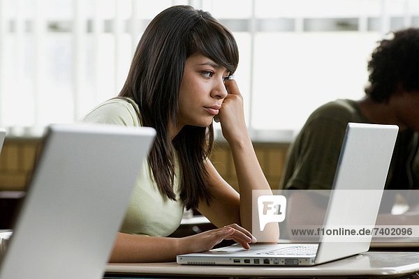 Frau Computer Notebook arbeiten jung
