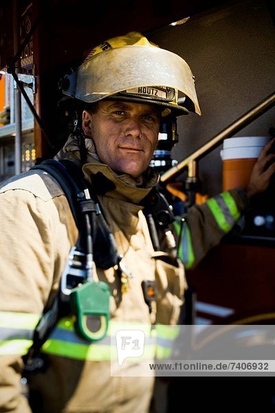 Portrait Hintergrund Feuer Feuerwehrmann