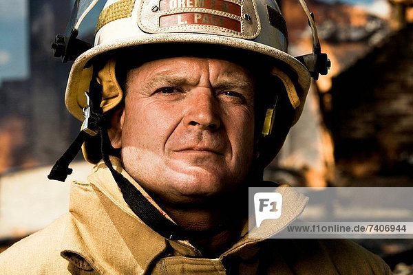 Portrait Hintergrund Feuer Feuerwehrmann