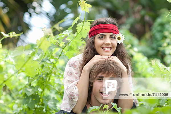 Mann mit Freundin in hohen Pflanzen