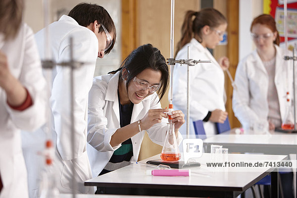 Studenten  die im Chemielabor arbeiten