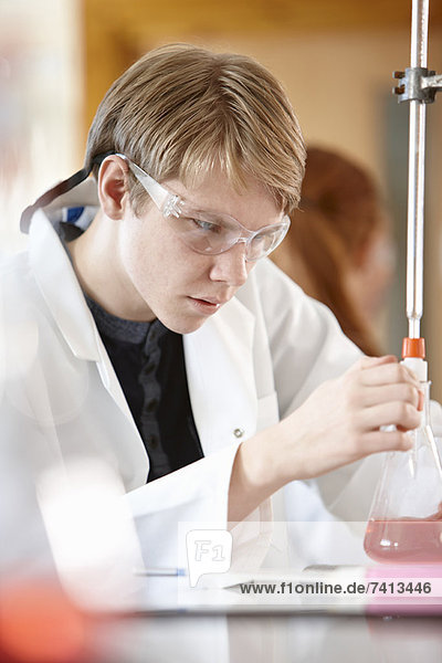Student im Chemielabor