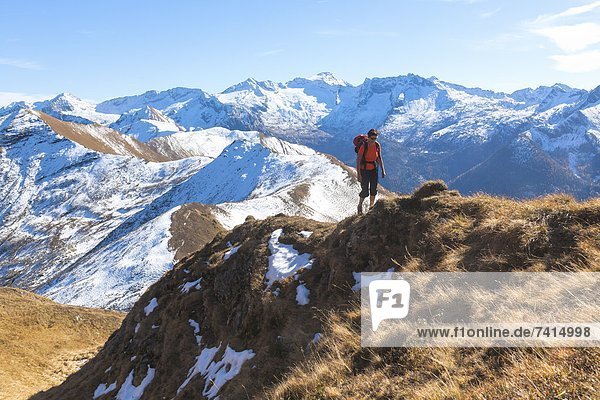 Frau beim Bergwandern hinauf zum Gamskarkogel Salzburger Land Österreich