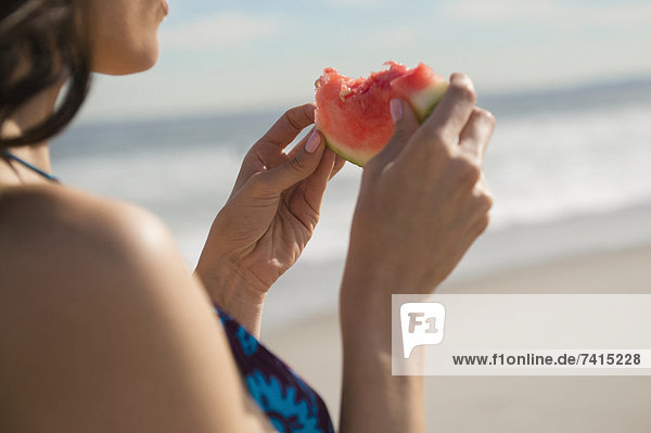 Frau  Strand  Wassermelone  essen  essend  isst