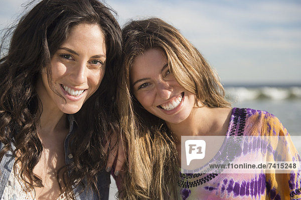 Porträt von zwei jungen Frauen am Strand