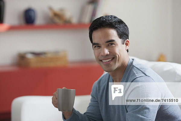 Portrait  Mann  Zimmer  trinken  Kaffee  Wohnzimmer