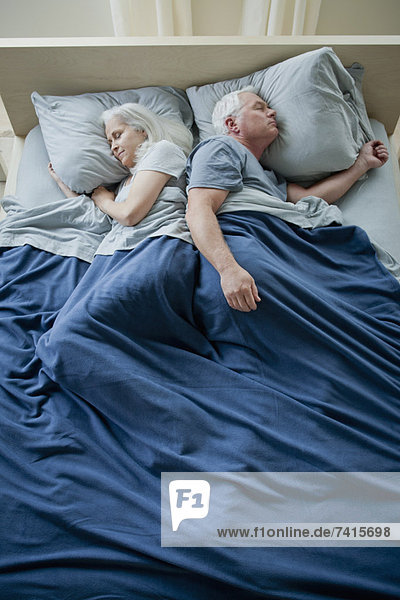 älteres Paar im Bett schlafen