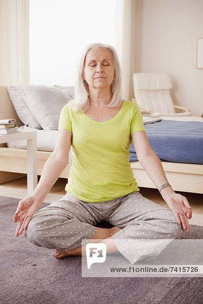 ältere Frau üben yoga