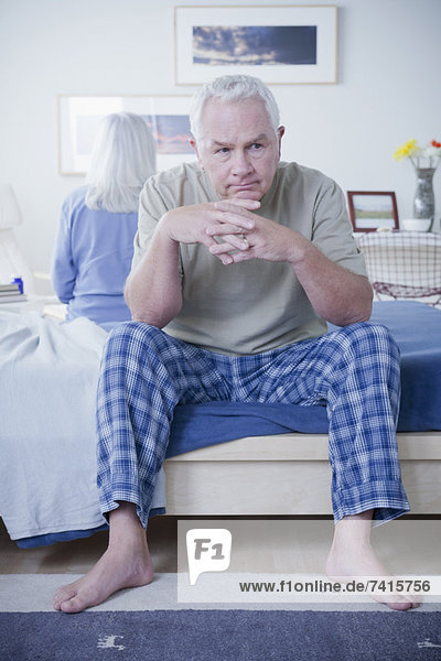 sitzend  Senior  Senioren  Konflikt  Bett