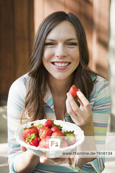 Portrait  Frau  Mittelpunkt  Erdbeere  essen  essend  isst  Erwachsener