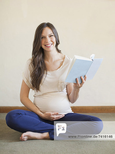 sitzend  überqueren  Frau  Buch  halten  Schwangerschaft  Mittelpunkt  Taschenbuch  Erwachsener