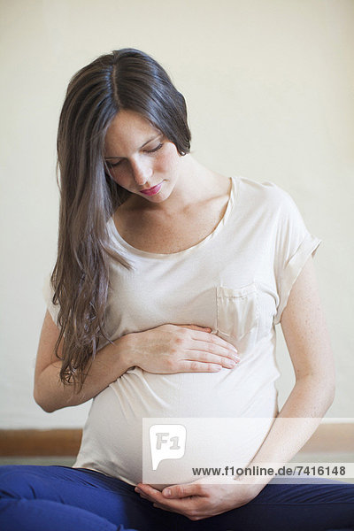 Frau  sehen  berühren  Schwangerschaft  Mittelpunkt  Erwachsener