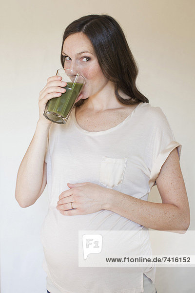 Portrait  Frau  grün  Schwangerschaft  Mittelpunkt  trinken  Saft  Erwachsener