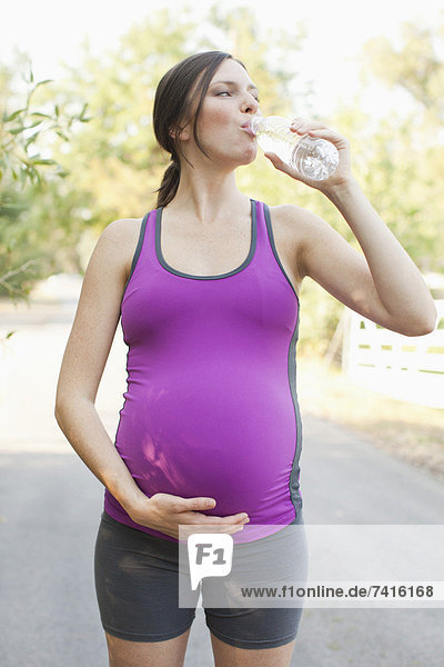 Wasser  Frau  Sport  Kleidung  frontal  Schwangerschaft  Mittelpunkt  Ansicht  trinken  Erwachsener