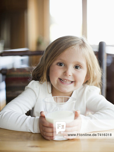 Küche  trinken  5-6 Jahre  5 bis 6 Jahre  Mädchen  Milch