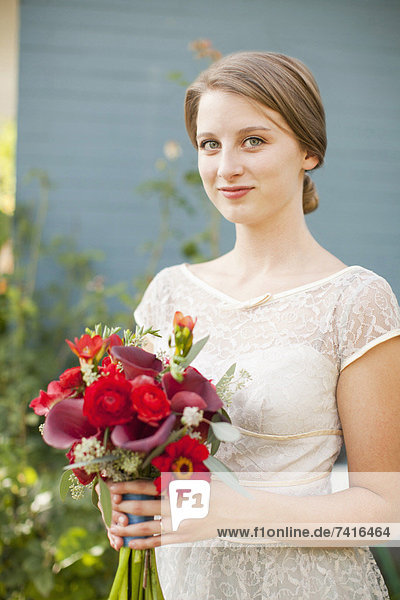 Blumenstrauß  Strauß  Portrait  Braut  halten