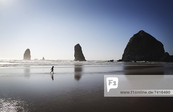Strand  Junge - Person  rennen  jung  Kanone  Oregon