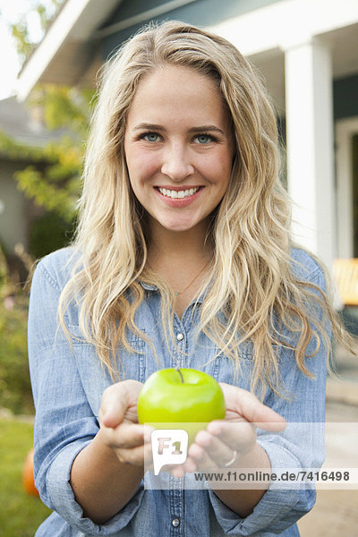 Portrait  Frau  grün  halten  jung  Apfel