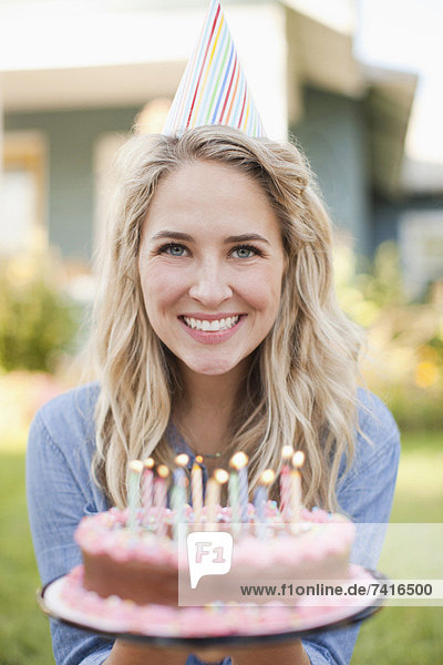 Portrait  Frau  halten  Geburtstag  Kuchen  jung