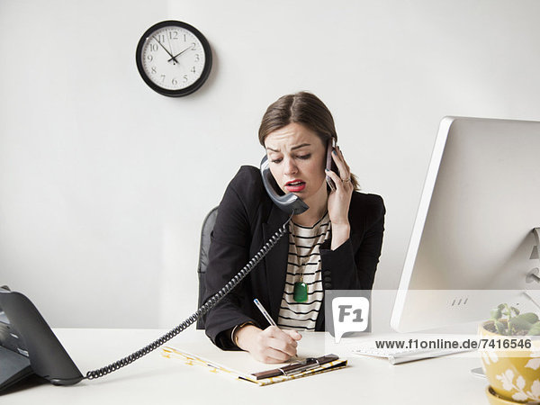 Frau  multitasking  arbeiten  Büro  jung  schießen  Studioaufnahme