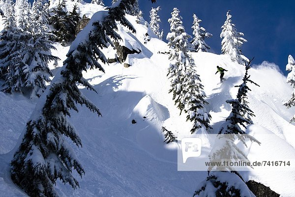 Snowboardfahrer  drehen  fahren  grün  Jacke  Seitenansicht  Skykomish  Washington  Cowboy