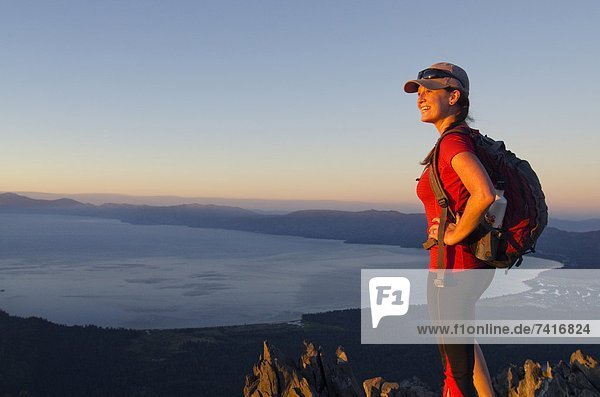Berggipfel  Gipfel  Spitze  Spitzen  Fröhlichkeit  Sonnenuntergang  See  wandern  Kalifornien  Ansicht  Berg