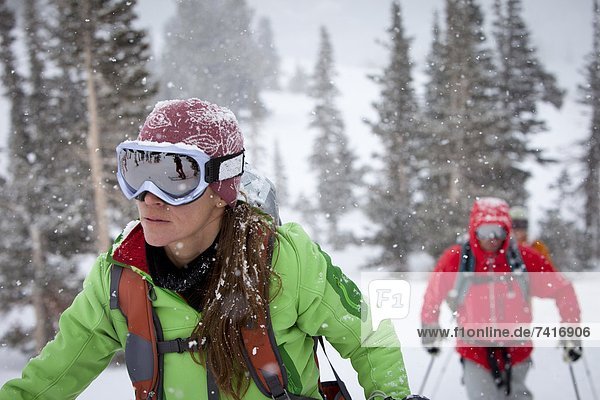 hoch  oben  Frau  Mann  Hügel  Blizzard  wandern  unbewohnte  entlegene Gegend  Ski