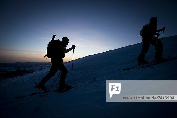 hoch  oben  Berg  Mensch  zwei Personen  Menschen  Silhouette  Sonnenaufgang  Skisport  unbewohnte  entlegene Gegend  2