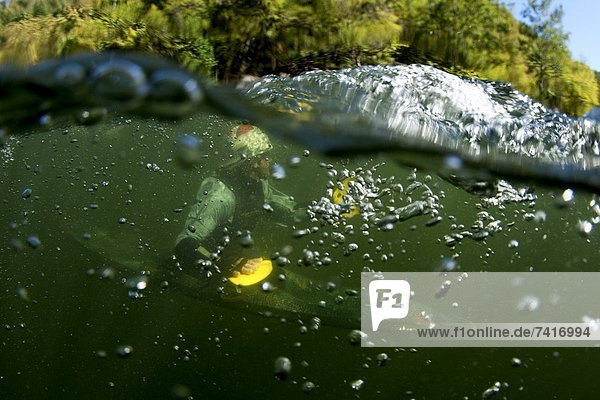Mann  Unterwasseraufnahme  Blase  Blasen  Kajak  Ansicht  Trennung  1