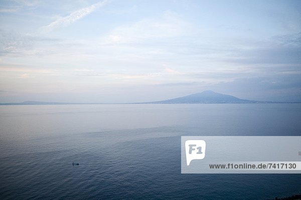 klein Boot Hintergrund angeln Berg Motor Bucht Italienisch Neapel
