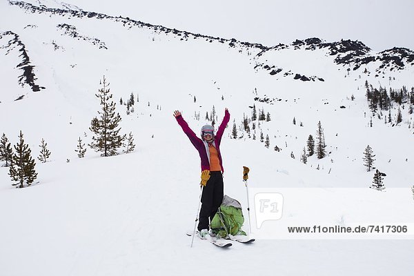 hoch  oben  Berg  Skifahrer  Tag  Fest  festlich  heben  Ereignis  Schnee  klettern