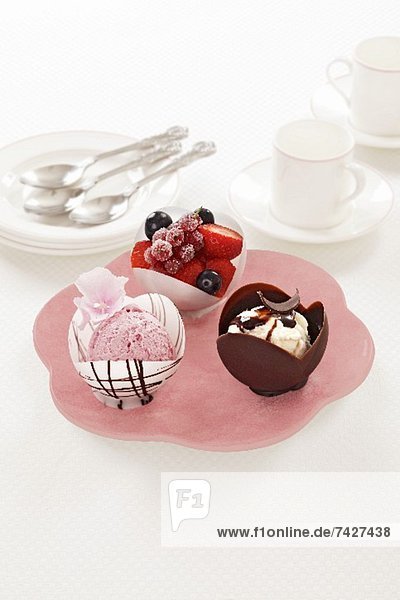 Dessertvariation mit Eiscreme  Schokolade und Beeren