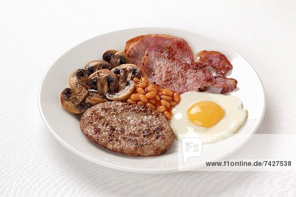 Englisches Frühstück mit Baked Beans  Bacon und Spiegelei