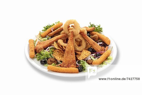 Knusprige Platte mit frittierten Zwiebelringen  Mozzarellasticks  Pilzen und Nachos
