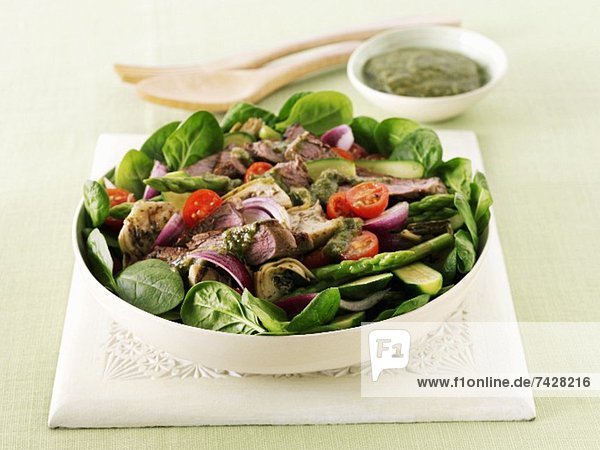 Salat mit Lammfleisch  Kirschtomaten  grünem Dressing und Feldsalat