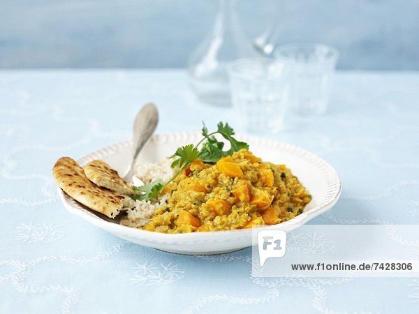Gemüsecurry mit Reis und Fladenbrot