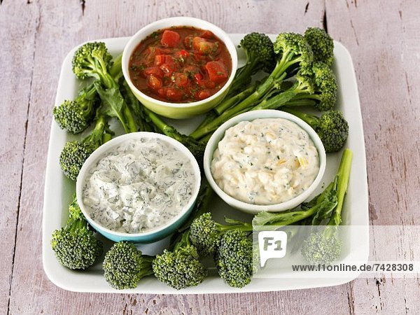 Broccoli und drei verschiedene Dips